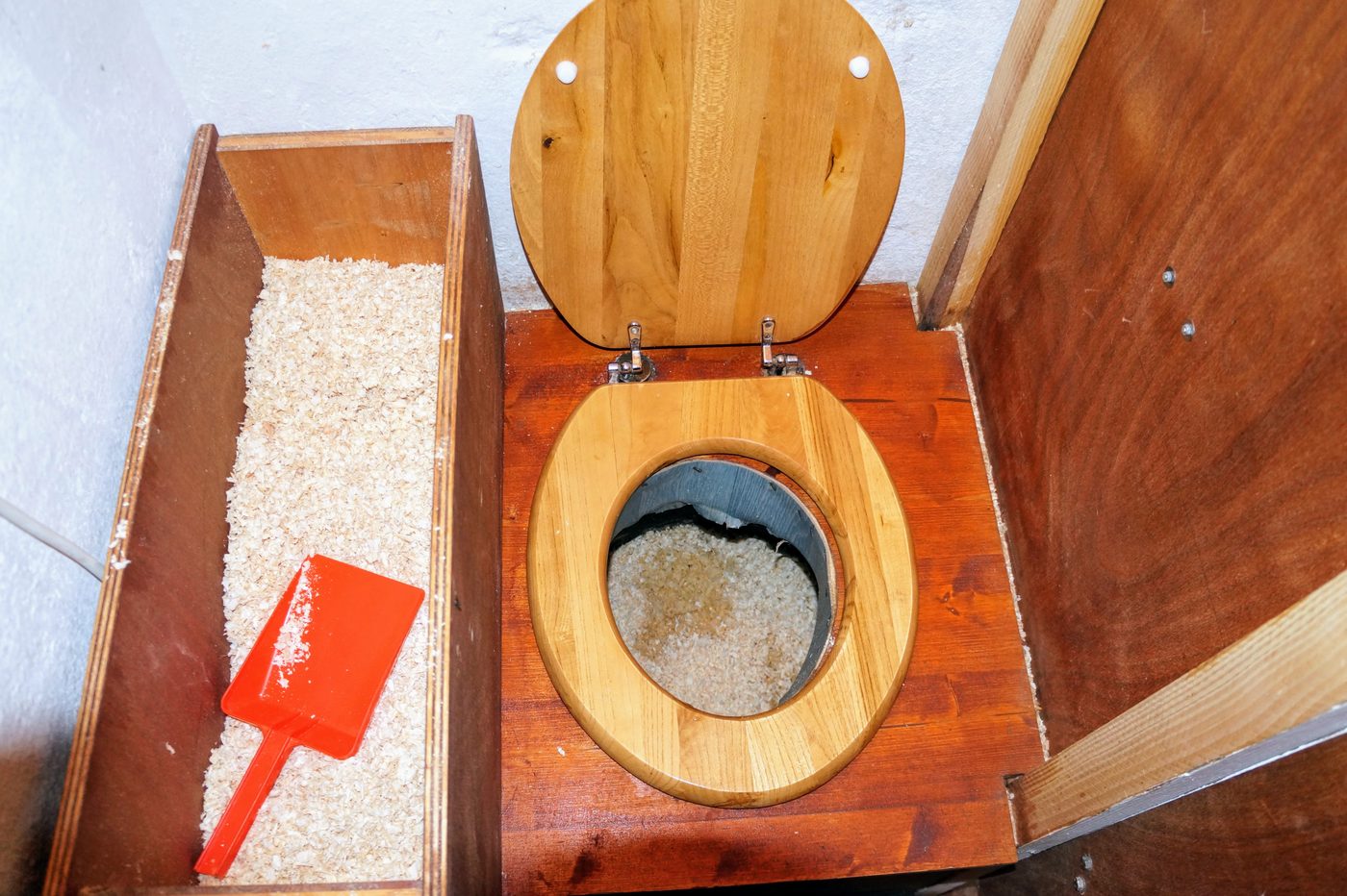 A self-contained composting toilet unit